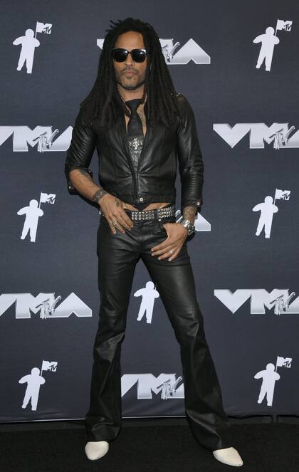Siempre vigente, siempre protagonista, Lenny Kravitz posó para los fotógrafos en la alfombra roja enfundado en un pantalón y una chaqueta de cuero que acompañó con una corbata del mismo género