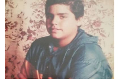 Siendo apenas un adolescente, Flores comenzó a involucrarse en el crimen y la violencia de pandillas en Los Ángeles