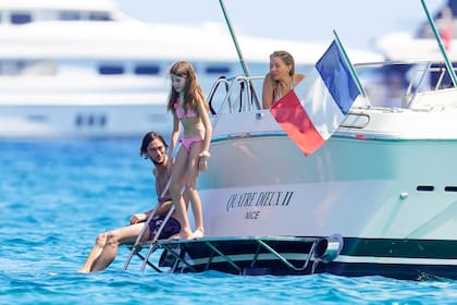 Sienna Miller disfruta de sus vacaciones en St Tropez con su novio Oli Green, de 26, y su hija Marlow