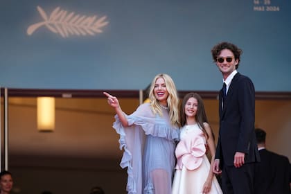 Sienna Miller, Marlowe Sturridge y Oli Green, sonrisas para las cámaras en la alfombra roja de Cannes