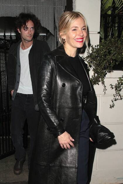 Sienna Miller y Oli Green a la salida del Kit Kat Club de Londres.
