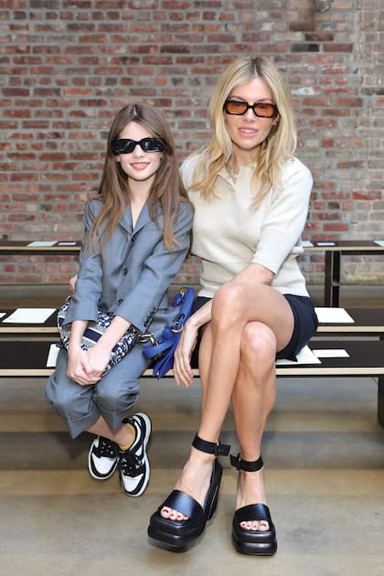 Sienna Miller y su hija Marlowe Sturridge durante la semana de la moda en Nueva York