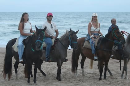 Sienna, una de las hijas que la modelo tuvo con el futbolista Fabián Cubero, también fue de la partida y los tres juntos posaron para las cámaras para inmortalizar una tarde única