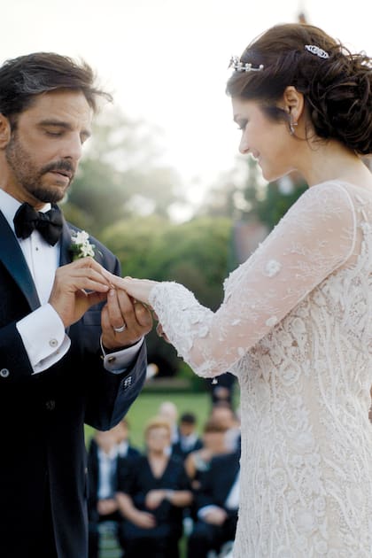 “Siento que el destino nos juntó nuevamente, porque creo en la existencia de vidas pasadas. Nos vamos a seguir juntando por todas las vidas que vengan. Te amo”, expresó el actor antes de ponerle el anillo al amor de su vida.