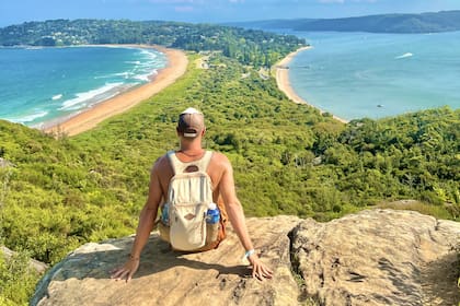 “Siento que estoy en un viaje largo, como la vida misma. Como dice la canción de Jorge Drexler `Yo no soy de aquí, pero tú tampoco, de ningún lado del todo, y de todos lados un poco…´”, cita.