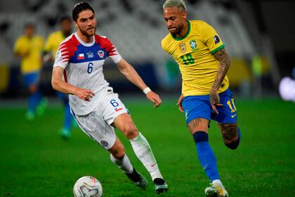 Sierralta intenta detener a Neymar, en una acción del primer tiempo.