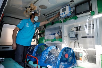 Los móviles del SIES cuentan con cápsulas para trasladar a los pacientes con coronavirus; Diego Avecilla, de 42 años, es el jefe de enfermeros