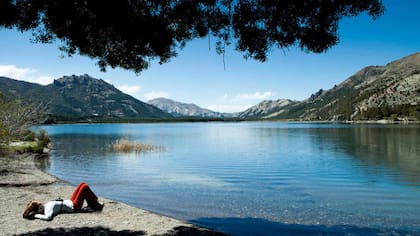 Siesta a orillas del lago Meliquina.