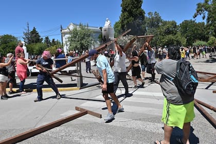 Siete detenidos, un diputado provincial con heridas leves y daños en cercanías del edificio de la Legislatura, en pleno centro de la capital chubutense