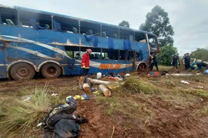 Siete fallecidos al volcar un ómnibus en Misiones