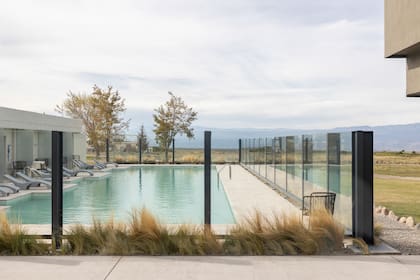 Siete habitaciones exclusivas comparten una piscina privada, ideal para aquellos que buscan mayor intimidad.