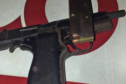 Entre las pertenencias de los delincuentes, se encontró un arma 9 milímetros