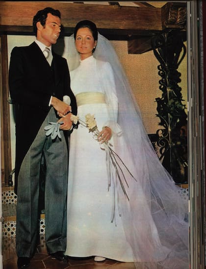 Siete meses después de conocerse en una fiesta, Isabel y Julio Iglesias se casaron el 20 de enero  de 1971 en Toledo. Ella tenía 19 años y estaba embarazada de su primera heredera, Chábeli.
