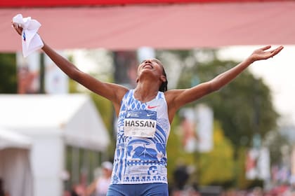 Sifan Hassan celebra con emoción, luego de ganar la maratón femenina en Chicago, con el segundo mejor tiempo de la historia