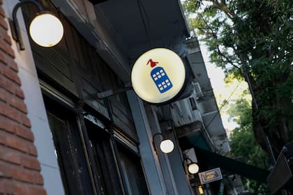 Sifón, otro bar con el vino como protagonista, está ubicado en el barrio porteño de Chacarita, en la Avenida Jorge Newbery 3881.
