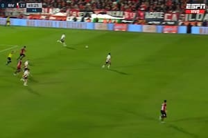 El acierto del árbitro que formó parte del golazo de River que terminó empujando a la red Solari ante Newell’s