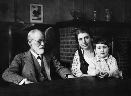 Sigmund Freud, junto a su hija Anna y su nieta Eve, en tiempos en que el principio de realidad todavía dictaba la norma.