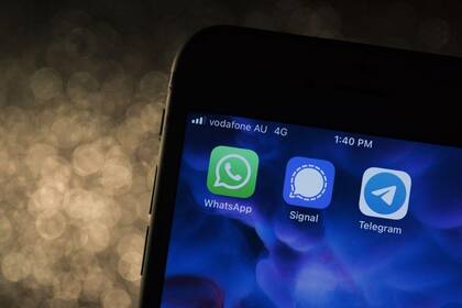 Signal tiene funciones similares a plataformas de mensajería como WhatsApp o Telegram, pero destaca por su seguridad.