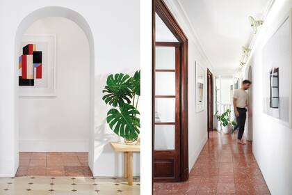 Signo de su época, las paredes miden 65cm de espesor, tal como revela el arco que comunica el estar con el pasillo. La ilustración enmarcada es de Juan, que se inspiró en la obra de Paul Reed, representante de la Washington Color School.