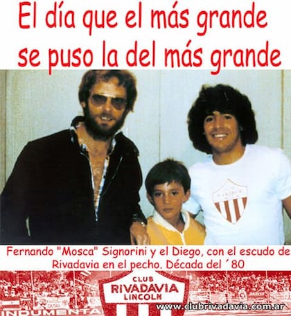 Signorini en los 80, cuando lo apodaban Mosca, poniéndole a Diego la camiseta de su club, Rivadavia de Lincoln