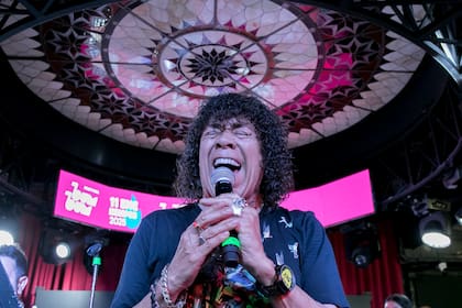 "Sigo adelante, gracias a Dios, a Juana, a mis hijos, a mis nietos. Y, obviamente, también al público"