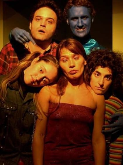 Sigo mintiendo es la obra mas vieja del ciclo. La estrenó en 2004, en la sala El Doble, de Villa Crespo. En la versión actual, que cerrar la retrospectiva, contará con las actuaciones de Marina Bellati, Marcos Ferrante, Verónica Hassan, Walter Jakob y Valeria Roldán