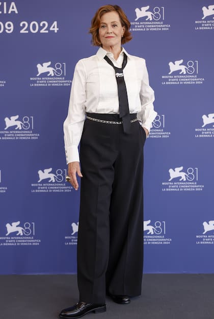 Sigourney Weaver, muy distinguida con un look sastrero. La actriz y productora estadounidense ofreció una conferencia de prensa en el marco de la primera jornada de la Mostra, donde recibirá un León de Oro por su trayectoria