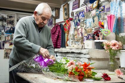 Sigue armando cada ramo con amor