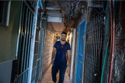 Sigue siendo un “pibe del barrio” pero trabaja en blanco como inspector en una empresa de maquinarias para la construcción, tiene prepaga, pudo conocer Europa y Estados Unidos