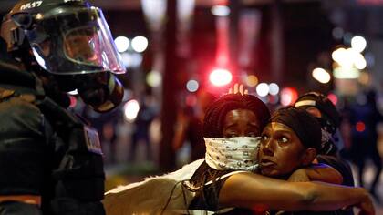 Siguen las protestas en EE.UU. tras asesinato de un negro: disparos y granadas