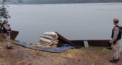 Siguiendo las indicaciones del Juzgado Federal de Oberá, “se incautó el vehículo utilizado para trasladar la mercadería y la embarcación con la que se pretendía realizar el cruce; el hombre identificado quedó sujeto a la causa”