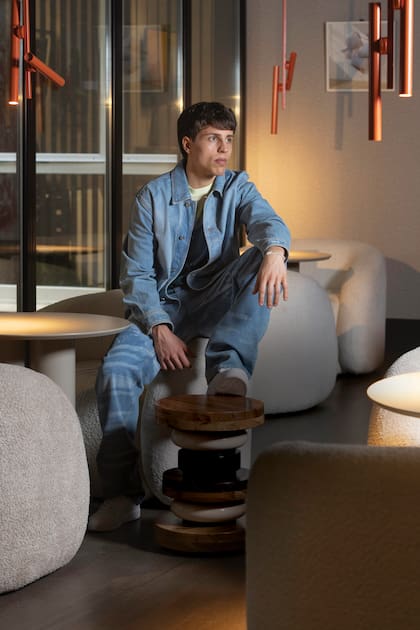 Siguiendo las instrucciones de la fotógrafa de ¡HOLA! Argentina, Indio, que se está preparando para ser modelo en Anama Models, se va soltando durante la producción