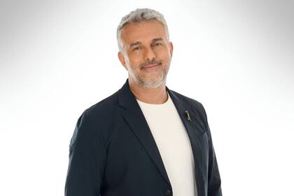 Siguiendo los pasos de Andrea Politti, Claribel Medina, Fabián Domán y Mariano Peluffo, Mario Massaccesi le impone un tono melodramático al ciclo