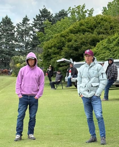 Siguiendo una práctica del equipo desde afuera Santiago Chavanne, padre de Lorenzo, y Gastón Laulhé, papá de Beltrán y Rufino