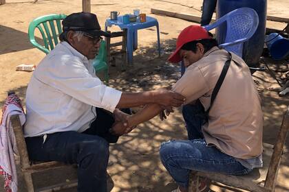 Silas Belizani es el abuelo de Paulo y también cacique de la comunidad. Durante nuestra visita, una persona se acercó para que lo atendiera porque se había torcido el brazo jugando al fútbol