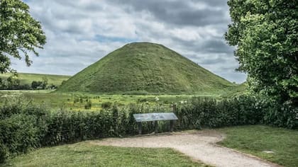 Silbury Hill es el montículo artificial más grande de Europa, pero su propósito y significado siguen siendo desconocidos