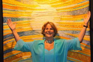 Creció en la Europa de la posguerra, su mamá hacía blusas para sobrevivir y en los retazos de tela descubrió su pasión