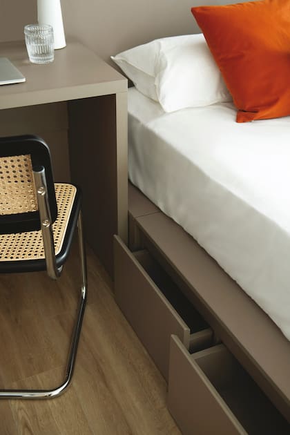 Silla de escritorio 'Cesca' (Landmark) y cajones que aprovechan la base de la cama con cajones.