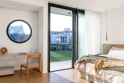 Silla de escritorio (Talleres Sustentables). Lámpara de mesa (Lola y Chango). Candelabros de hormigón (Philippa Deco Boutique).