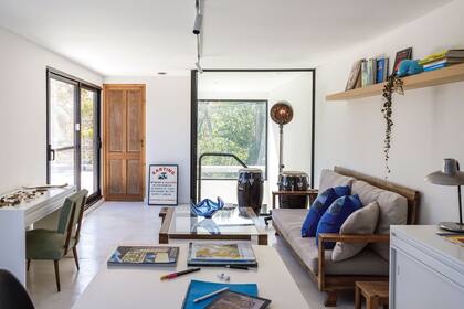 Silla de pana verde (Facundo Bernasconi). Centro de mesa en cristal de Murano.