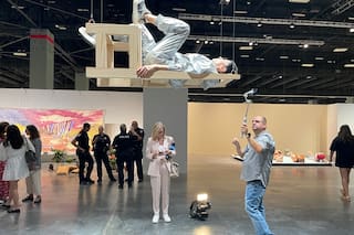 Vuelve a la Argentina la artista que flotó en el aire durante días en Miami