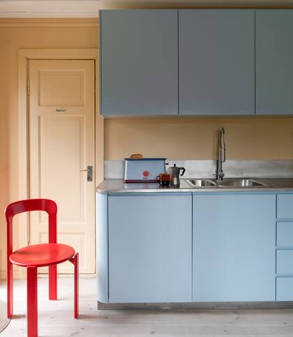 Silla ‘Rey’ y tostadora (HAY).