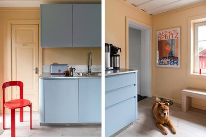Silla ‘Rey’ y tostadora (HAY). Lámina Aperol Spritz (Postery). Recostada en el piso, Osa, la chow-chow que se ganó un lugar puertas adentro, como una más de los hermanos.