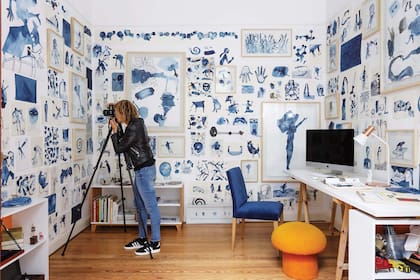 Biblioteca (Antigua Carpintería) y escritorio con caballetes.