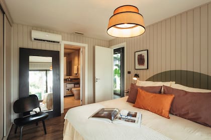 Silla (Walnut) y el cuadro es un recuerdo de un viaje.