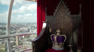 Silla y la corona que que usará Carlos III en su coronación