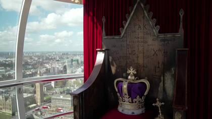 Silla y la corona que que usará Carlos III en su coronación