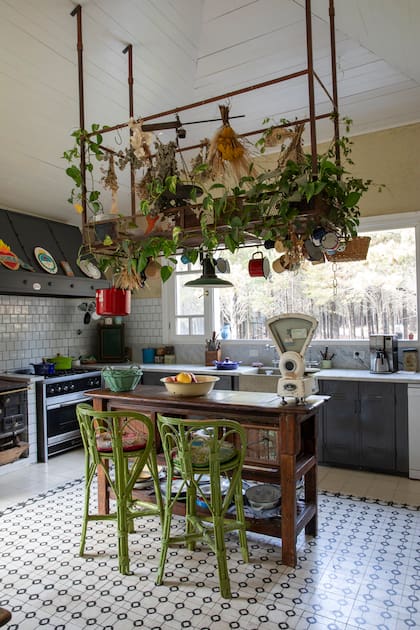 Sillas altas tipo ‘Mar del Plata’ en versión verde