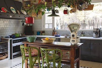 Sillas altas tipo ‘Mar del Plata’ (Puerto de Frutos) pintadas de verde.