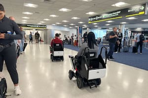 Estas son las sillas eléctricas autónomas que te ayudan a moverte por el Aeropuerto Internacional de Miami 